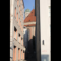 Mnchen (Munich), Liebfrauendom, Blick durch die Filserbrugasse auf den Chor