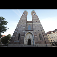 Mnchen (Munich), Liebfrauendom, Doppelturmfassade mit 98,5 m Hhe