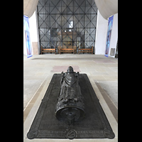 Lbeck, Dom, Grabplatte von Bischof Heinrich II. Bochholt im gotischen Chor, hinten die Glastrennwand zum romanischen Dom