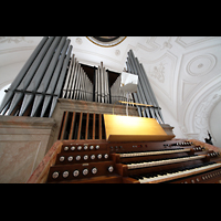 Weilheim i.OB., Stadtpfarrkirche Mari Himmelfahrt, Spieltisch und Orgel perspektivisch