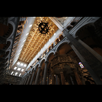 Pisa, Duomo di Santa Maria Assunta, Blick zur Decke im Hauptschiff mit dem Leuchter, an dem Galileo Galilei Pendelversuche druchfhrte