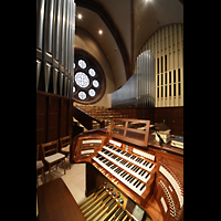 Mettlach, St. Lutwinus, Spieltisch und Orgel mit Schwellwerkskammer (rechts)