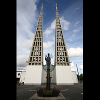 Augsburg, St. Don Bosco, Doppelturmfassade mit Marienstatue im Vordergrund