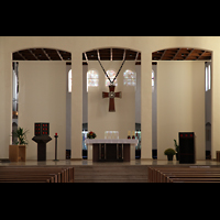 Detmold, Heilig-Kreuz-Kirche, Chorraum mit Altar