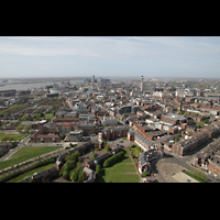 Liverpool, Anglican Cathedral, Blick vom Turm in Richtung Liver Building und Radio Tower