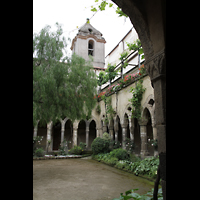 Sorrento, Chiesa di San Francesco, Innenhof des Kreuzgangs und Turm