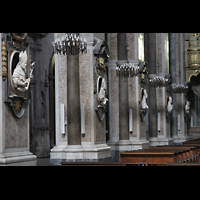 Napoli (Neapel), Cattedrale di S. Maria Assunta, Sulen mit Figurenschmuck im Hauptschiff