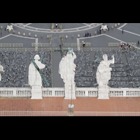 Roma (Rom), Basilica S. Pietro (Petersdom), Blick von der Kuppel auf die Figuren auf der Fassade