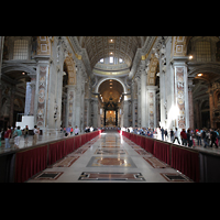 Roma (Rom), Basilica S. Pietro (Petersdom), Hauptschiff in Richtung Chor