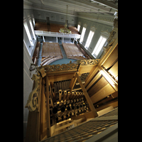 Zrich, Neumnster, Blick vom Dach der Orgel ins Pfeifenwerk des Pedals und in die Kirche
