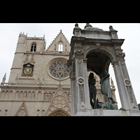 Lyon, Cathdrale Saint-Jean, Fassade und Skulptur auf dem Kathedralplatz
