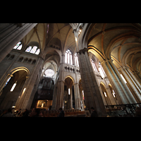 Lyon, Cathdrale Saint-Jean, Blick vom nrdlichen Querhaus zur Hauptorgel und ins Hauptschiff