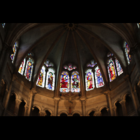 Lyon, Cathdrale Saint-Jean, Bunte Glasfenster im oberen Chorraum