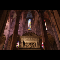 Palma de Mallorca, Catedral La Seu, Figuren ber dem Seitenportal (nrdlicher Eingang)