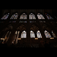 Strasbourg (Straburg), Cathdrale Notre-Dame, Sdliche Hauptschiffwand mit bunten Glasfenstern