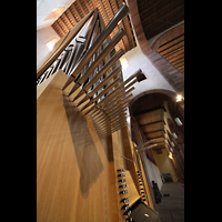 Alpirsbach, Klosterkirche, Orgel perspektivisch mit Horizontalpfeifen der Alpflte im Vordergrund