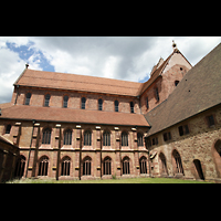 Alpirsbach, Klosterkirche, Blick vom Kreuzgang auf die Klosterkirche