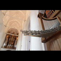 Hamburg, St. Katharinen, Spanische Trompeten der Chororgel mit Hauptorgel im Hintergrund