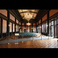 Kennett Square, Longwood Gardens - Ballroom, Ballroom - die Orgel steht hinter den linken hauchdnnen Stoffverkleidungen