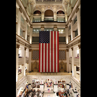 Philadelphia, Macy's ('Wanamaker') Store, Grand Court mit Orgel (leider von USA-Flagge verdeckt)