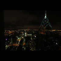 Philadelphia, Macy's ('Wanamaker') Store, Blick vom Pyramid Club (52. Etage im BNY Mellon Center) in Richtung Macy's (rechts: One Liberty Tower)