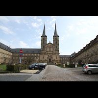 Bamberg, St. Michael, Doppelturmfassade vom Innenhof aus gesehen