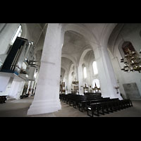 Lbeck, Dom, Innenraucm mit Orgel Nrdliches Seitenschiff mit Orgel
