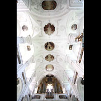 Irsee, St. Peter und Paul (ehem. Abteikirche), Orgel mit Blick ins Deckengewlbe