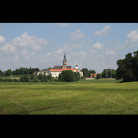 St. Ottilien, Erzabtei, Klosterkirche, Blick von einer der Zufahrtsstraen auf die Klosteranlage