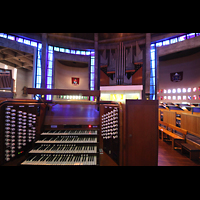 Liverpool, Metropolitan Cathedral of Christ the King, Spieltisch und Orgel