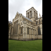 York, Minster (Cathedral Church of St Peter), Blick von Nordwesten auf den Vierungsturm und das 'Five-Sisters'-Fenster