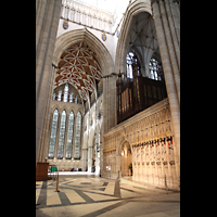 York, Minster (Cathedral Church of St Peter), Vierung, nrdliches Querschiff mit  'Five-Sisters'-Fenster, Lettner und Orgel