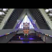 Reykjavk, Langholtskirkja, Blick von der hitneren Empore in die Kirche