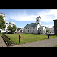 Reykjavk, Dmkirkja (Ev. Dom), Ansicht vom Hauptplatz (Alingisgarurinn)