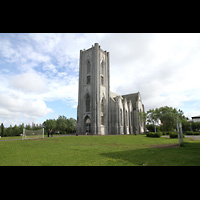 Reykjavk, Landakotskirkja, Dmkirkja Krists Konungs, Christknigs-Kathedrale), Auenansicht seitlich mit Kirchplatz