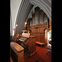 Reykjavk, Landakotskirkja, Dmkirkja Krists Konungs, Christknigs-Kathedrale), Spieltisch mit Orgel, seitlich