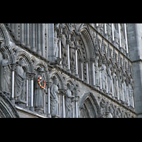 Trondheim, Nidarosdomen, Figuren and er Westfassade, mit Blumenschmuck: Der heilige Olav