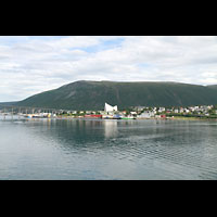 Troms, Ishavskatedralen (Eismeer-Kathedrale), Anfahrt mit der Hurtigruten mit Blick zur Kathedrale