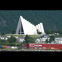 Troms, Ishavskatedralen (Eismeer-Kathedrale), Ansicht vom Hafen / Hurtigruten-Anleger aus