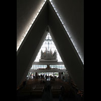 Troms, Ishavskatedralen (Eismeer-Kathedrale), Blick von der Chorverkleidung in die Kirche zur Orgel