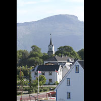 Brnnysund, Kirke, Auenansicht vom Hafen / von der Hurtigruten aus gesehen