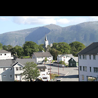 Brnnysund, Kirke, Auenansicht vom Hafen / von der Hurtigruten aus gesehen