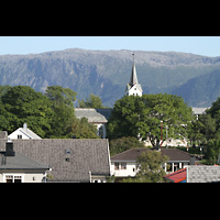 Brnnysund, Kirke, Auenansicht vom Hafen / von der Hurtigruten aus gesehen