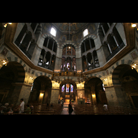 Aachen, Dom St. Marien, Oktogon mit Hauptorgel (Nordost- und Sdostorgel zwischen den Pfeilern)