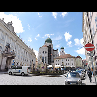 Passau, Dom St. Stephan, Blick vom Residenzplatz auf den Chor des Doms