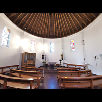 Westdorf (Baltrum), St. Nikolaus (kath.), Runder Innenraum mit Orgel und Altar