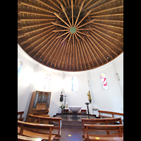 Westdorf (Baltrum), St. Nikolaus (kath.), Runder Innenraum mit Orgel und Altar