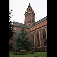 Mainz, Dom St. Martin, Blick vom Kreuzgang auf den Westturm