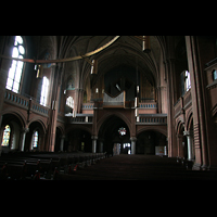 Berlin, Apostel Paulus-Kirche, Innenraum / Hauptschiff in Richtung Orgel