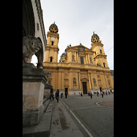 Mnchen (Munich), Theatinerkirche St. Kajetan, Odeonsplatz und Theatinerkirche